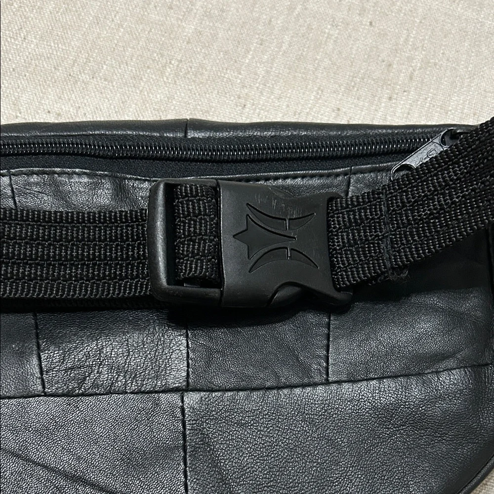 Vintage Fanny Pack Black Leather Waist Crossbody Y2K 90’s Travel - Picture 9 of 11